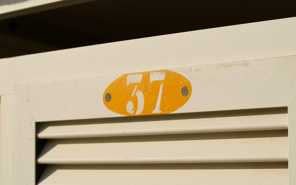 Behuizing van een gebruikt aggregaat met ventilatieroosters