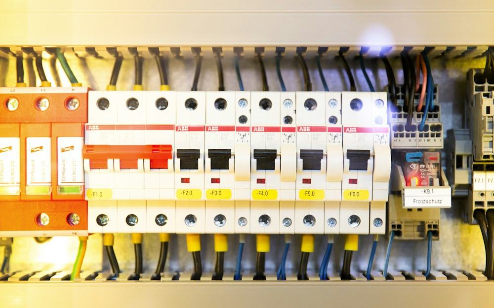 Verdeelkast met een rij installatieautomaten en bekabeling
