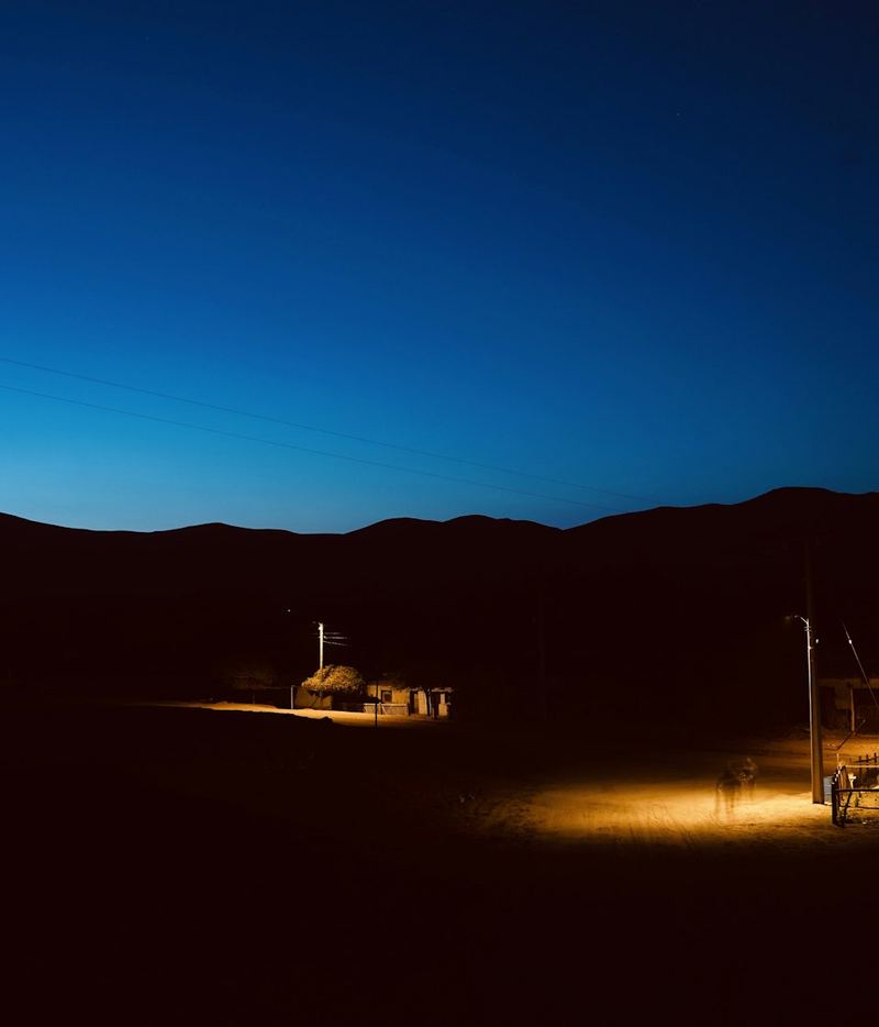 Verlichte werkplek midden in een donker landschap, ver van het stroomnet