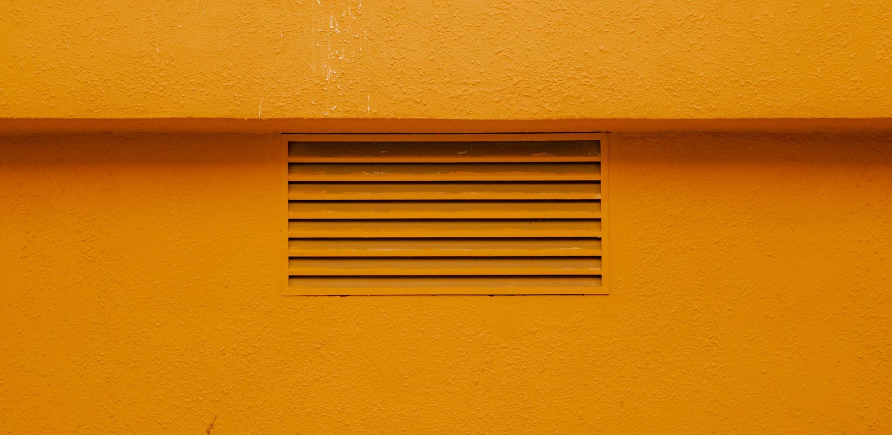 Oranje behuizing met ventilatierooster