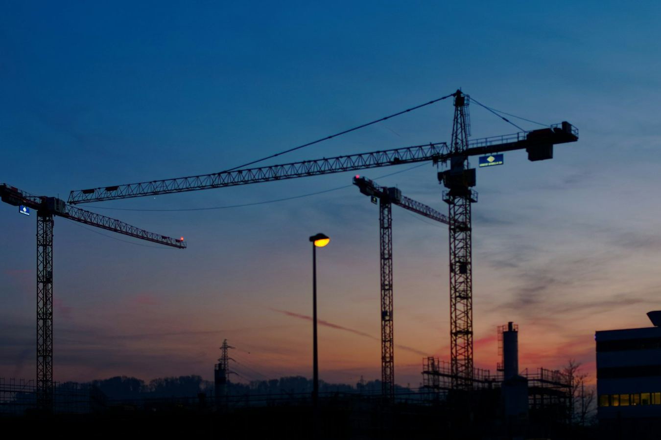 Torenkranen tegen een paarse avondlucht
