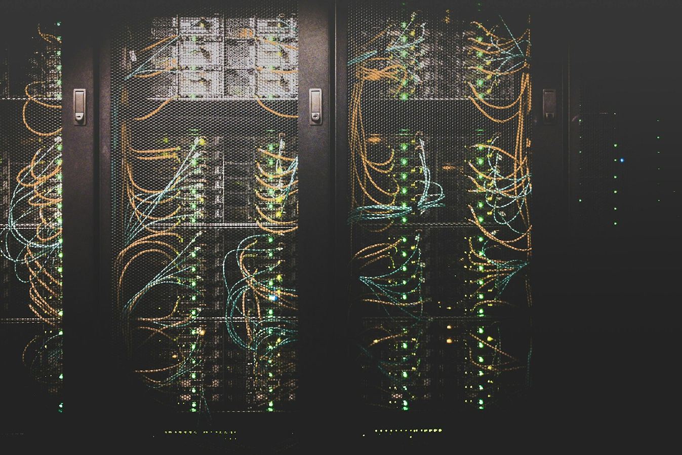 Serverkasten in een datacenter, afhankelijk van ononderbroken stroom