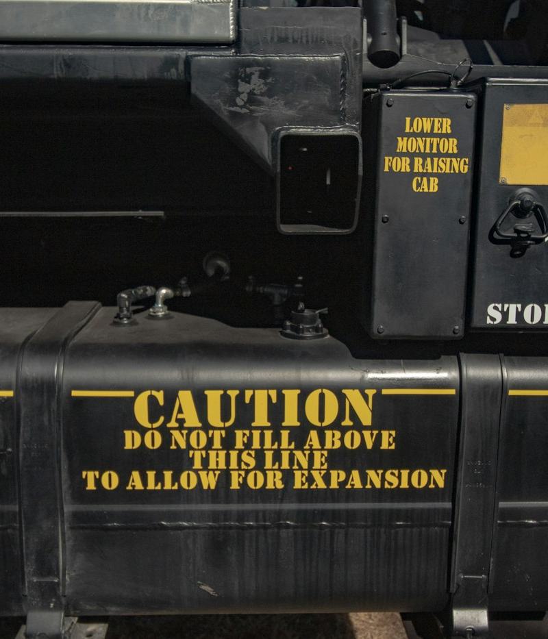 Brandstoftank en behuizing van een groot aggregaat